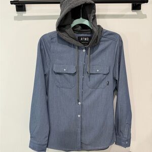Alpha Forward (AFWD) (now Novel) Chambray Shacket. Size Medium. Denim blue